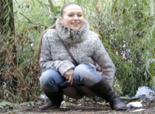 Девушка попалась на скрытую камеру писая на природе