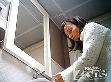 Камера в туалете беспристрастно снимает взрослую даму