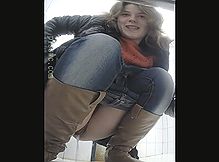 Девушка писает показывая одновременно лицо и песду