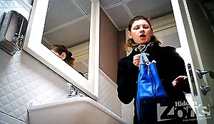 Девушка в туалете ссыт а камера подглядывает
