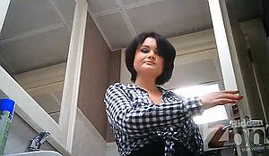 Девушка писает выставив попу перед скрытой камерой