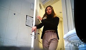 Наблюдаем сзади за писающей девушкой