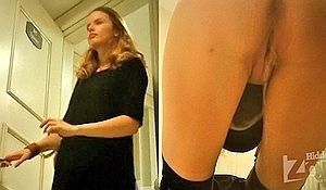 За писающей женщиной подсматривают в туалете кафе
