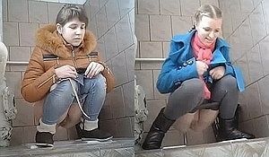 Русские девушки писают перед камерой в сортире
