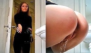 Молодая леди писает в туалете кафе
