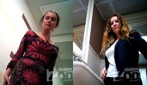 Сняли на скрытую камеру двух женщин в общественном туалете
