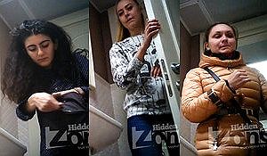 Подсмотрели как женщины писают в туалете торгового комплекса
