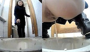 18 летние девушки заходят пописать в туалет универа со спрятанной камерой
