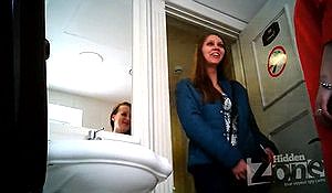Подружки любят ходить в туалет вместе
