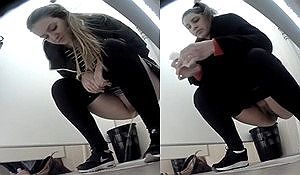 Скрытое подглядывание за писающими девушками