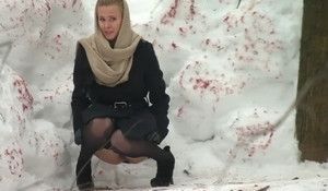 Девка писает в зимнем парке