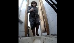 Сзади подглядывают как девушки писают