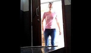 Девки показывают свои писечки в общественном туалете