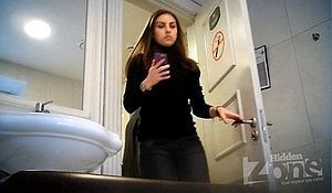 Красотка отливая в туалете показала свои прелести