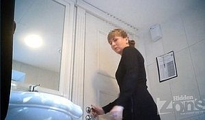 Две камеры снимают как женщина писает в туалете