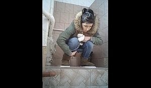 Девушки писают в туалете учебного заведения на скрытую камеру