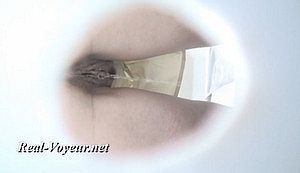 Девушки испражняются в биотуалете