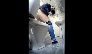Вуайерист подсматривает за девушками в туалете
