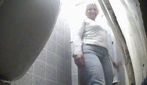 Женщины сняв трусы ссут в туалете