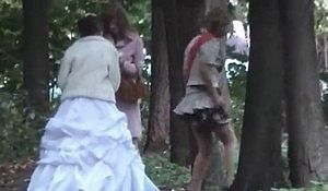 Женщины ссут в городском парке, свадебный писс