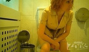 Задрав платье девица писает в туалете не замечая камеру