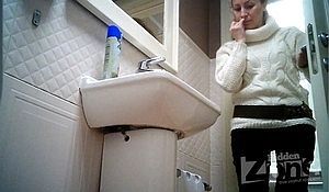 Парень поставил в туалете камеру и подсмотрел за отливающей бабенкой