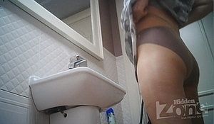 Посетив туалет девушка спалила перед камерой свои прелести