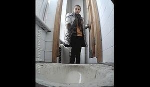 В туалете поставили мини камеру и подсматривают за девушками