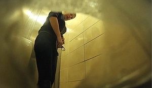 Спрятанная камера снимает писающих девок