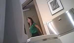 Женщина засветила писю в туалете магазина