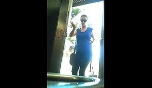 Женщина зашла пописать в уличный туалет