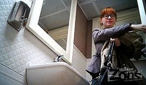Девушка в очках показала в туалете письку