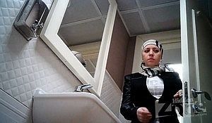 Не заметила камеру и засветила в туалете песду