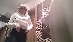 Девушка зашла отлить в туалет и засветилась на камерой