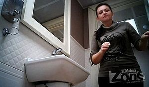 Девушка спустила трусы и помочилась в публичном туалете