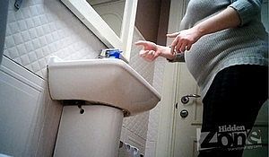Беременная девка показала в туалете голую щель