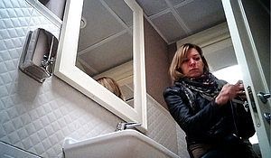 Женщина зашла в публичный туалет и опорожнила в унитаз мочевой пузырь