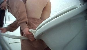 Девушка с голой попой пописала в уличном туалете