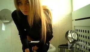 Зайдя в туалет красотка засветила свою писю