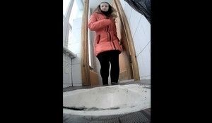 Девушек с волосатыми письками засняла в сортире скрытая камера