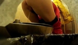 Женщина опорожняет в туалете мочевой пузырь