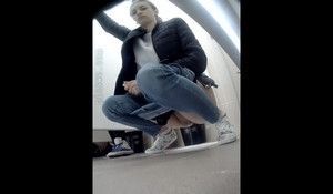 Скрытая камера в туалете снимает молодух и взрослую даму