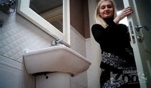 За блондинкой с голой попой и киской подсмотрели в туалете