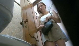 Подсмотрели в туалете кафе за писающей блондинкой