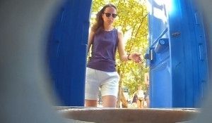 Брюнетка зашла пописать в уличный сортир