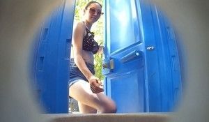 Девушка в шортах и лифчике зашла отлить в биотуалет