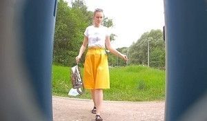 Подглядывают за девушкой зашедшей в биотуалет по нужде