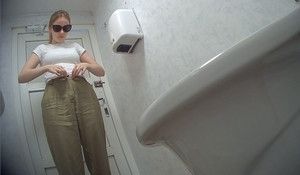 Симпатичная девица засветила в туалете писечку