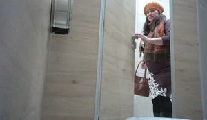 Пузатая дамочка засветилась в туалете пока писала