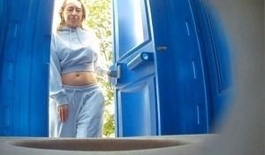 Женщина в возрасте писает на корточках